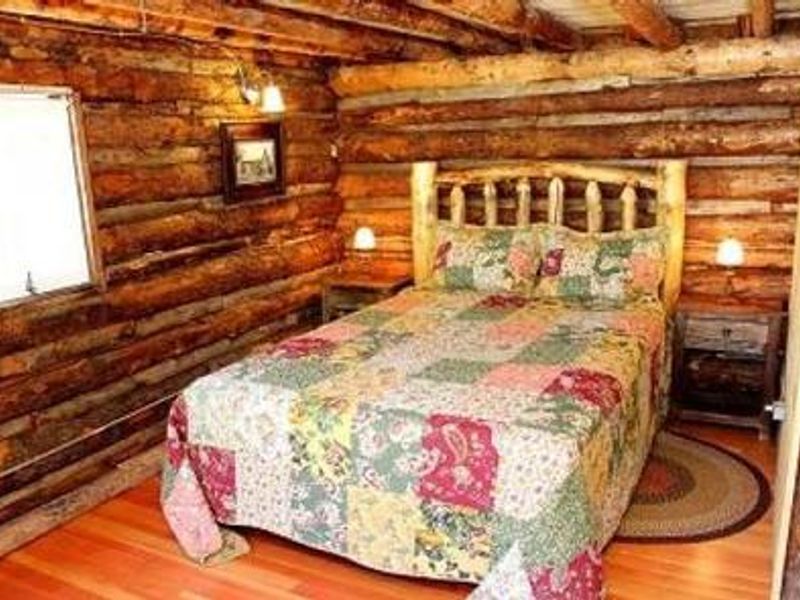 ALPINE RANGER STATION Small Cabin Bedroom 