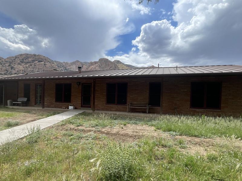 One of the top rental Rooms with a View in Arizona, Half Room Ranch provides impressive views of the surrounding West Stronghold.