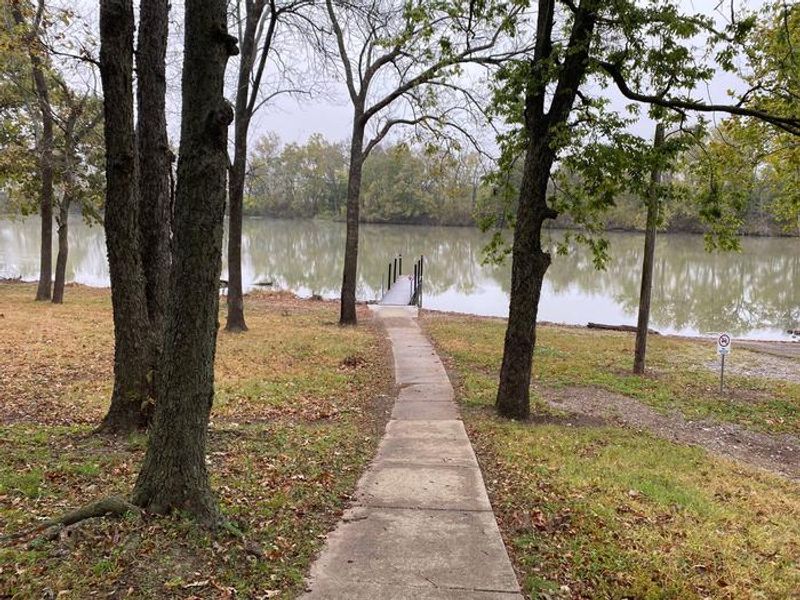 We provide a courtesy dock right next to the boat ramp for easy loading and unloading from your boat. 