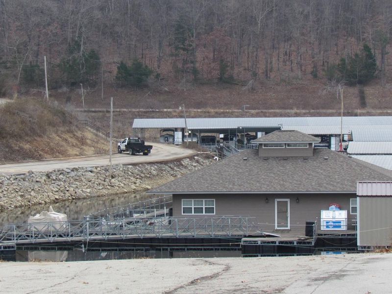 LAKEVIEW  COVE MARINA