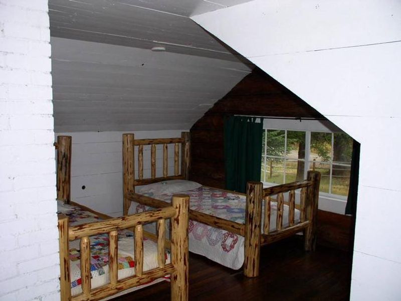 Upstairs Bedroom 2 - 2 twin beds