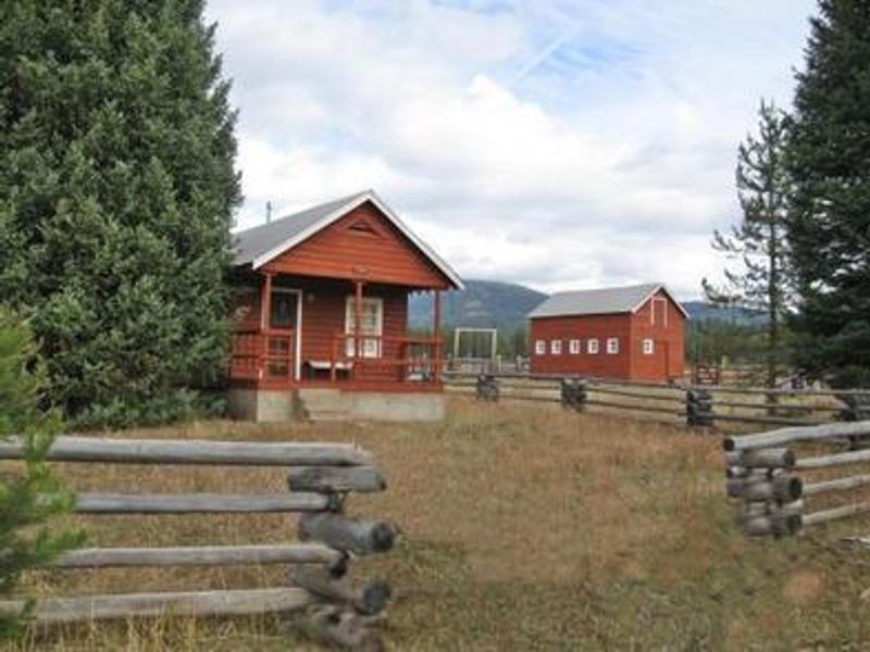 Paddy Flat Guard Station Cabin East