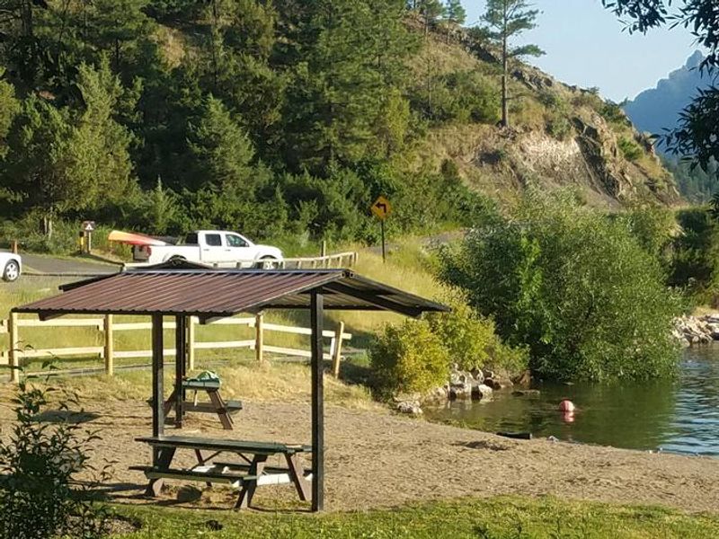 Log Gulch Campground offers amenities to make your stay enjoyable. Picnic Areas and Beach access are available.