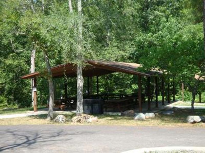 The groups shelter is well equipped for large groups.