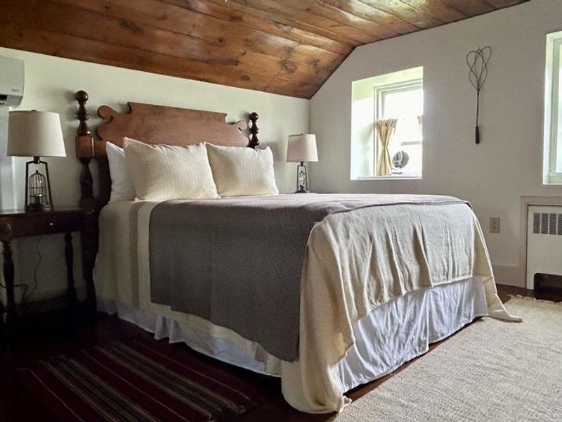 Queen Bed in Upstairs Bed Room
