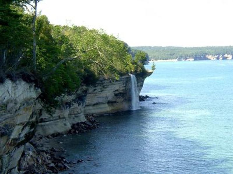 Picture of Spray Falls taken from the shoreline