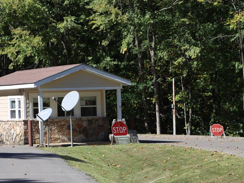 POOLE KNOBS ATTENDANT BOOTH