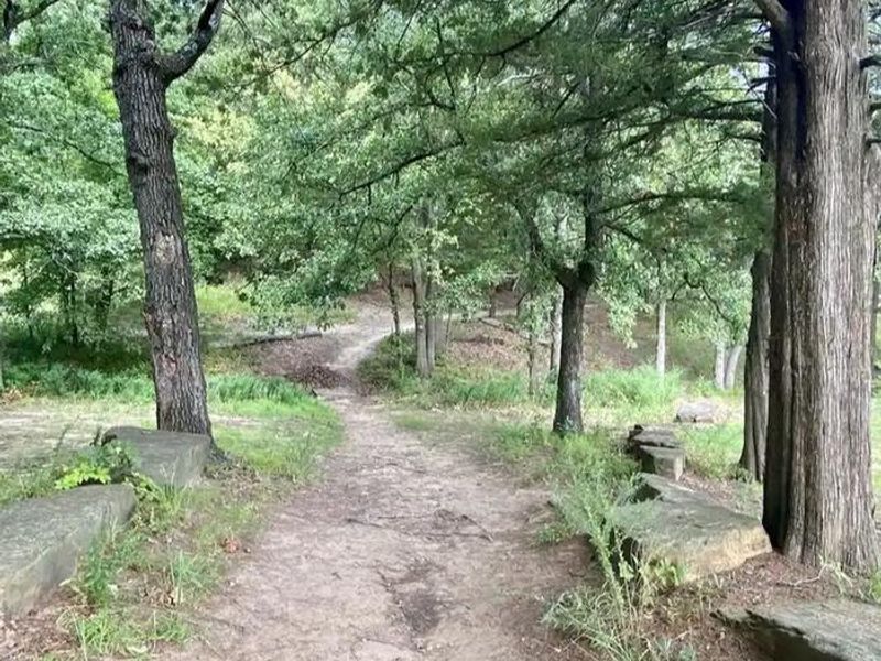 1-mile scenic trail located in Washington Irving South.