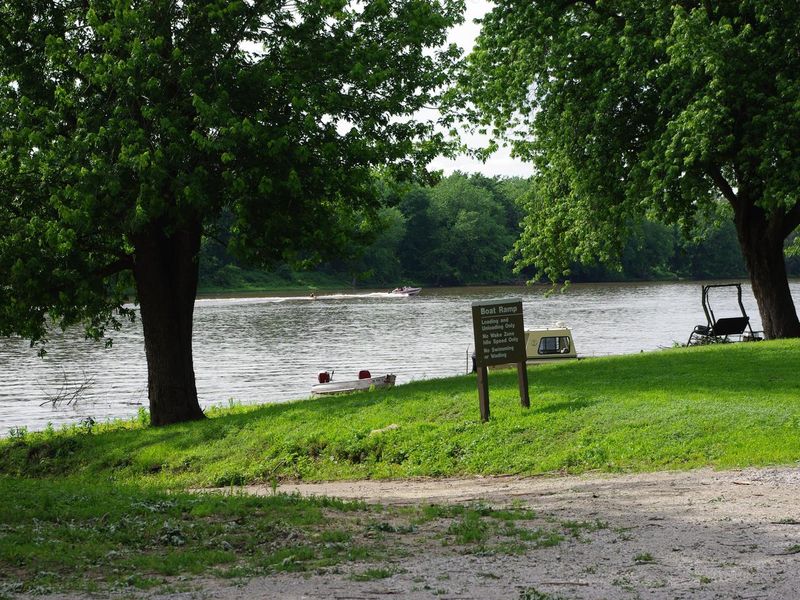 BI Boat Ramp and Boats along shoreline