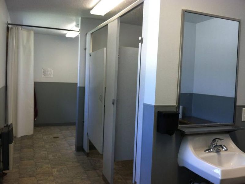 There is a men's and women's bathhouse. Showers (included stall with fold down seats), toilets, sinks and changing areas.