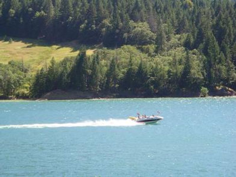 Boaters enjoying Ruth Lake