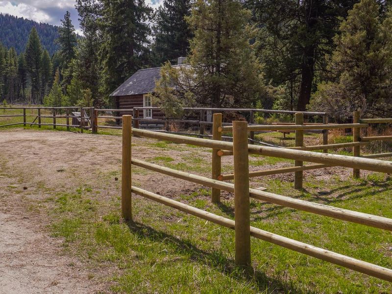 EAST FORK CABIN Exterior 2