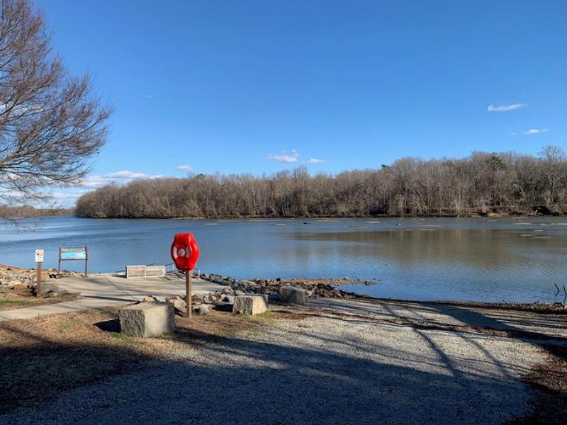 Welcome to Tailrace Park! This is a photo of the boat launch and the kayak launch. 