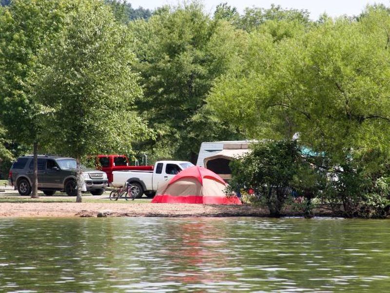 The campground also has many lakefront primitive campsites