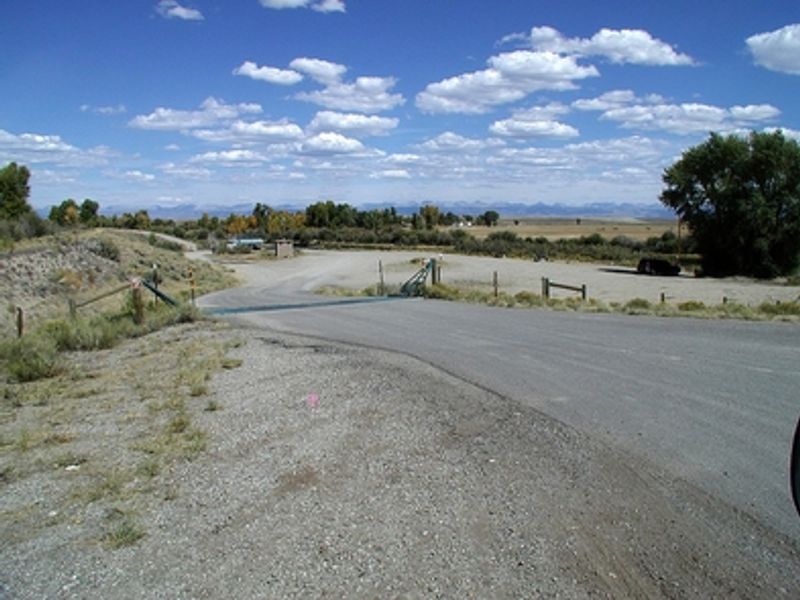 The road into the New Fork Campground on a sunny day.