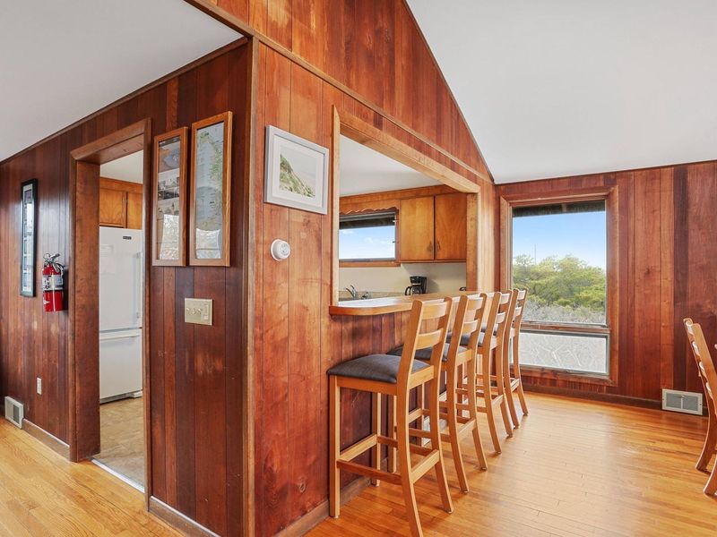 Socialize at the breakfast bar, while enjoying the morning coffee