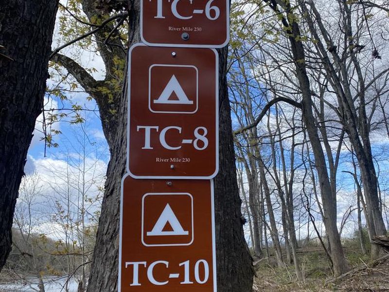 This picture shows the exact signs you will see along the Delaware River that denotes a legal campsite within a zone. 