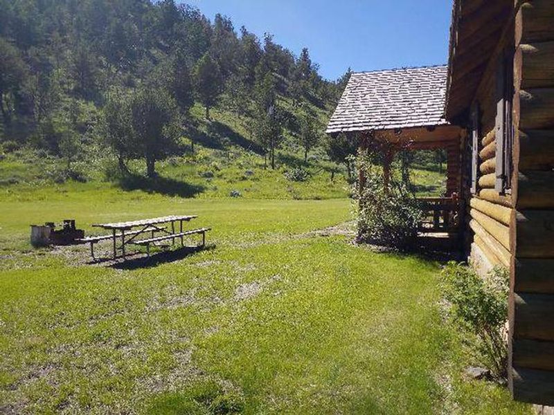Sunlight Ranger Cabin - Picnic table and fire pit