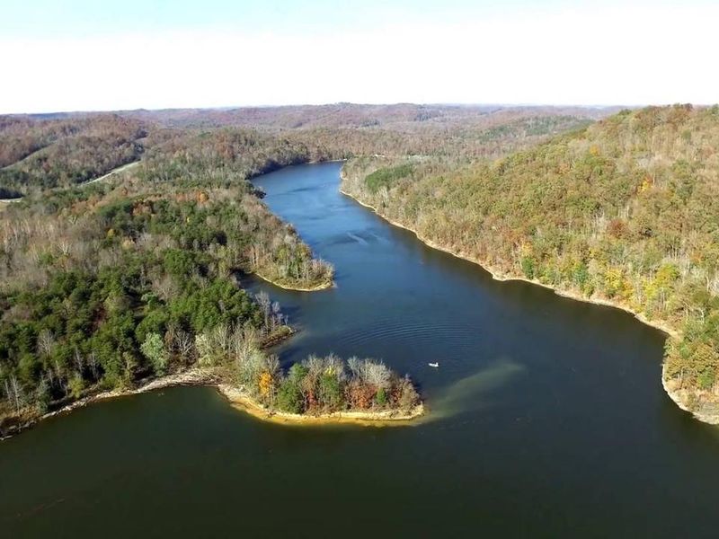 4K overlook of Grayson Lake