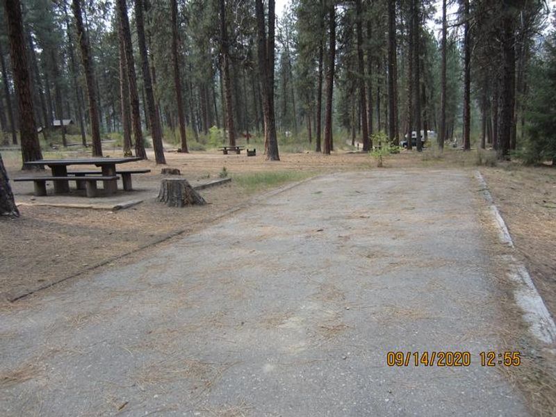 Grayback Gulch Site 10 has a long, flat paved driveway.