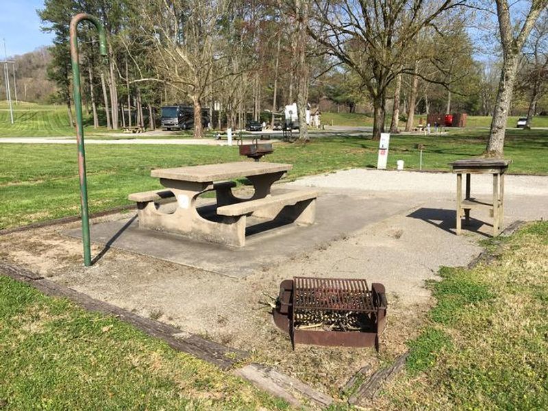 DALE HOLLOW DAMSITE-ALL SITES BUT ONE HAVE ELECTRIC AND WATER HOOKUP.  NO SEWER.