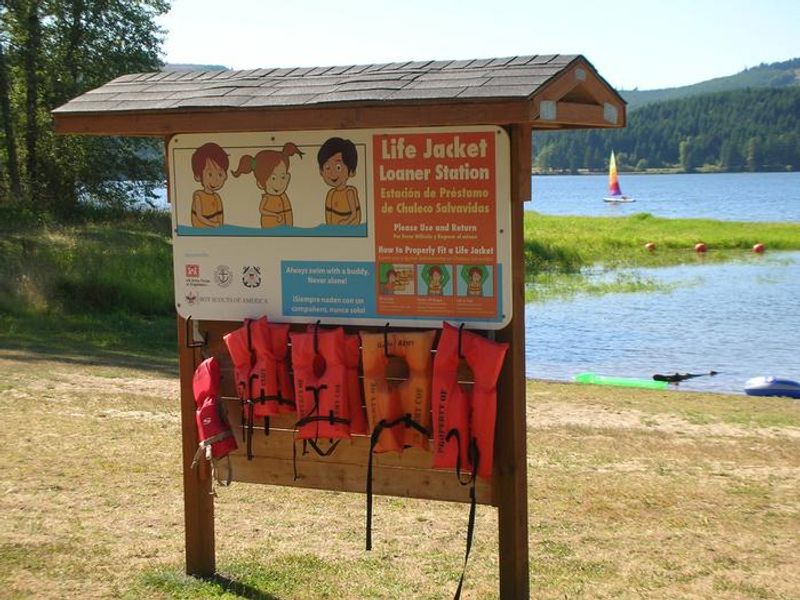 Life jacket loaner station