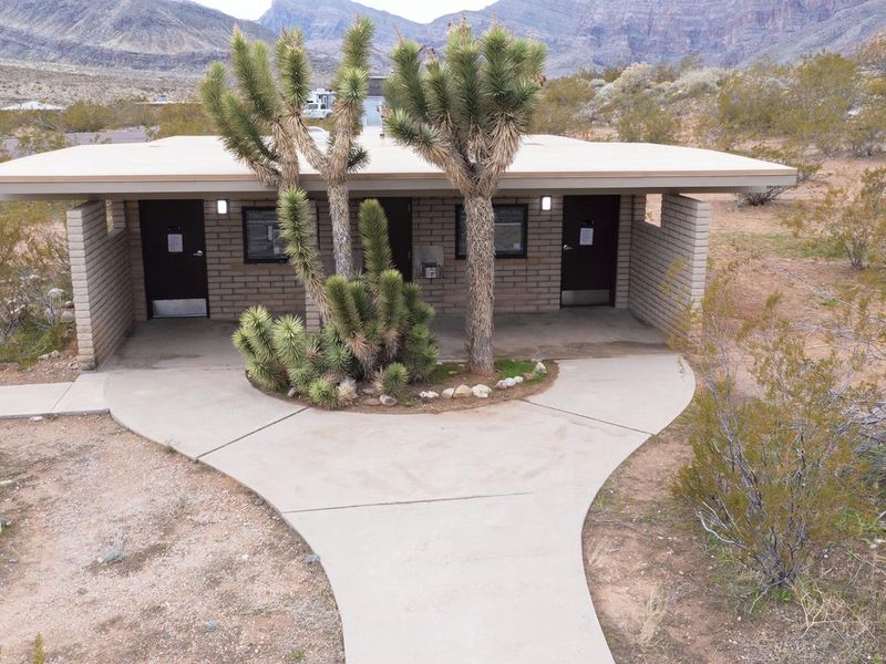 Flush toilet restroom