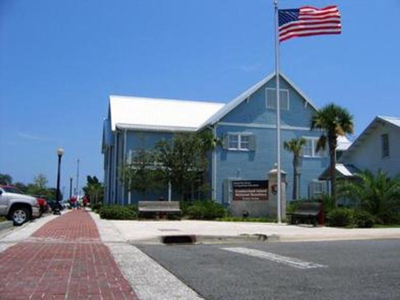 The Mainland Visitor Center is the starting point for a visit to the island. Here you can find out information and check in the morning of your visit.