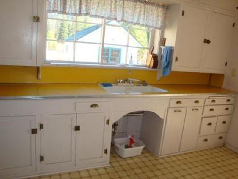 Yellowjacket Guard Station Kitchen (No water available)