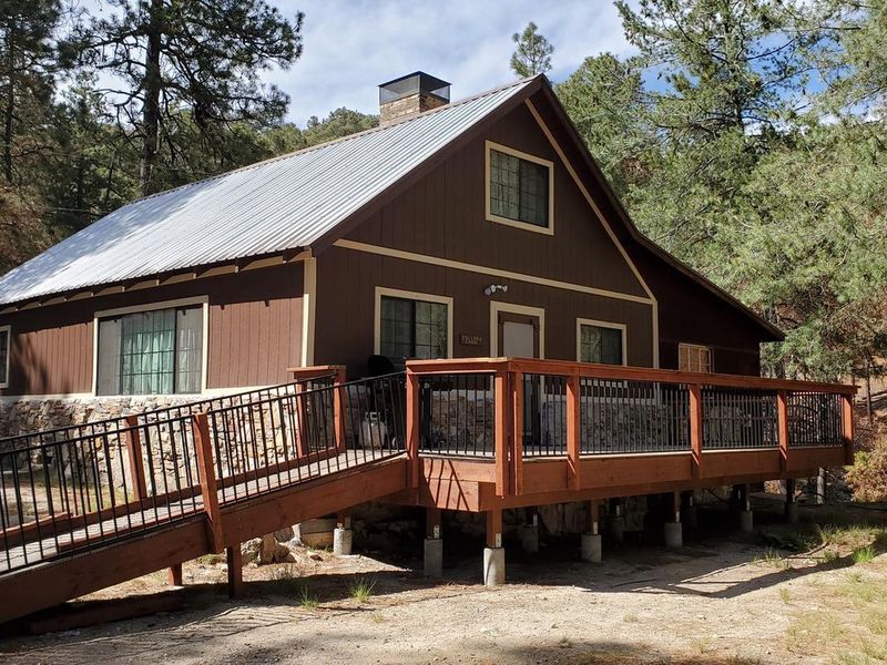 Outdoor view of Sollers Cabin