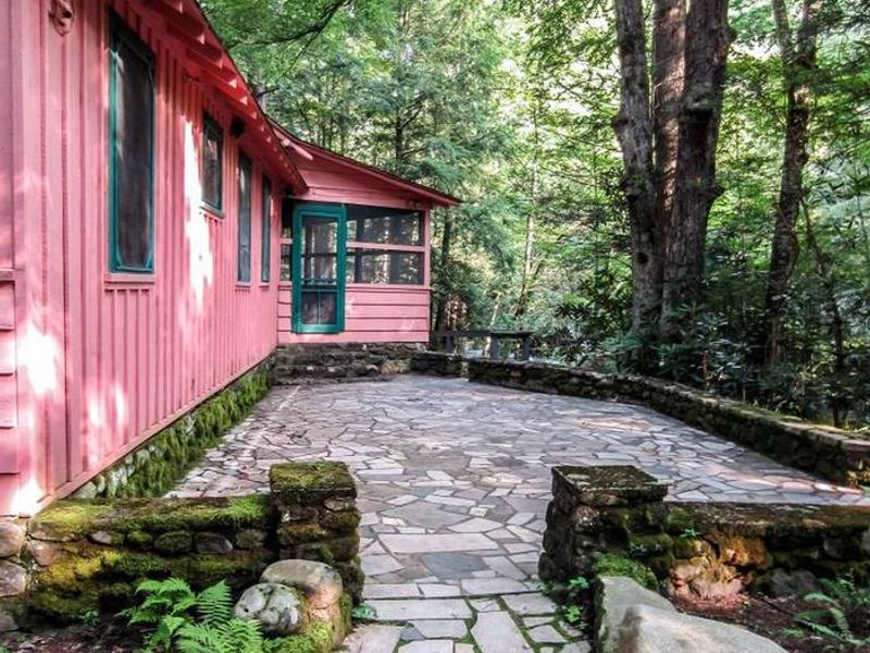 Spence Cabin showing back of facility with patio