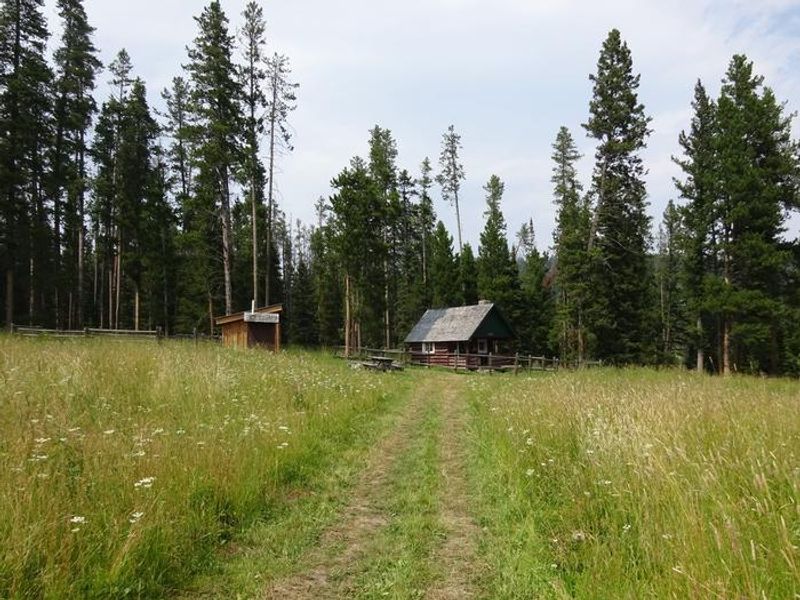 Entry trail to the cabin