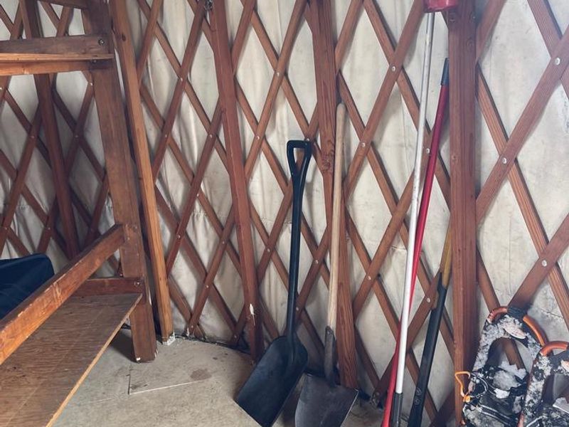 Basic cleaning/maintenance tools are supplied (snowshoes not included)