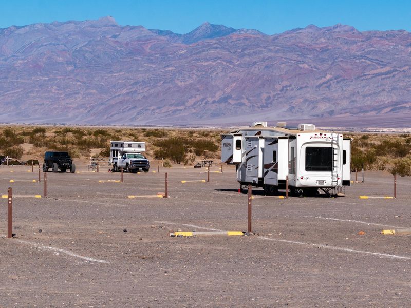 The Stovepipe Wells Campground is in an open area with views of the surrounding mountains.