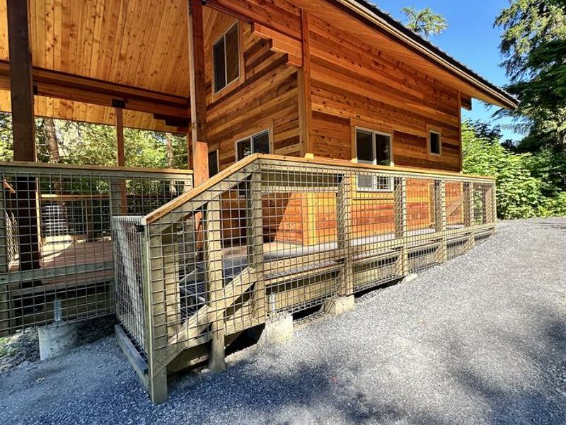 Anan Bay cabin side view showing entrance ramp