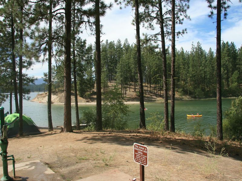 Lake view campsite at Cloverleaf Campground.