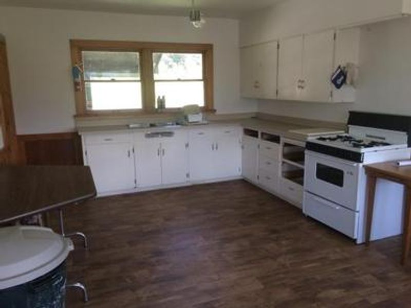 ANNA CREEK CABIN Kitchen 