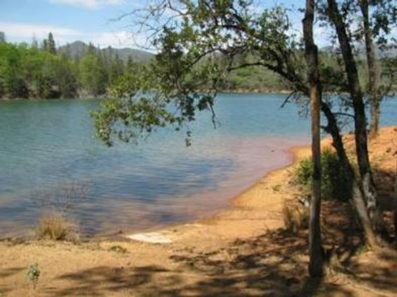 Dry Creek Group Campground is right on the lake