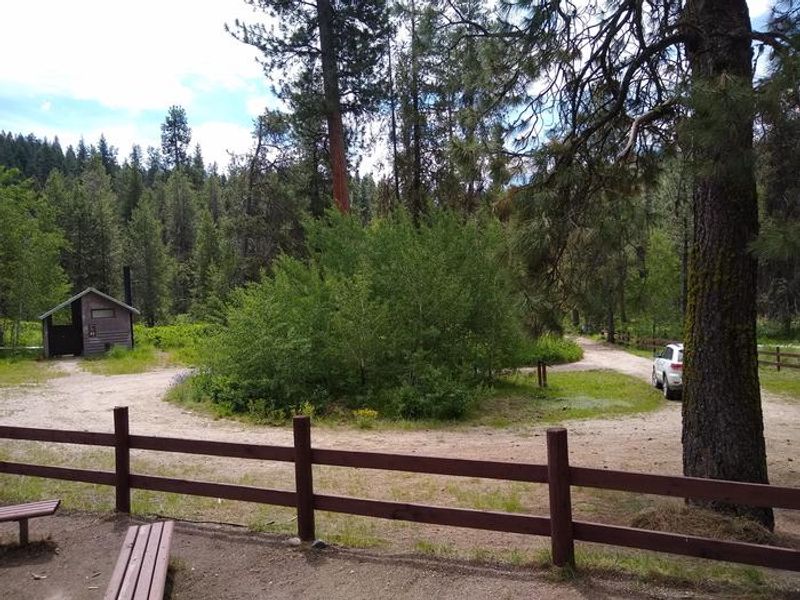 The turn-around loop driveway to Deer Park Cabin is very convenient!