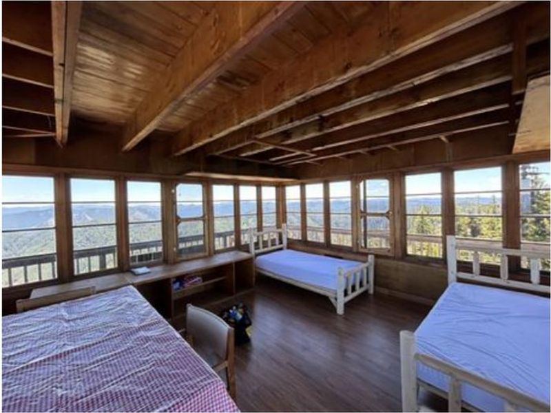 Two twin beds in Indian Ridge Lookout
