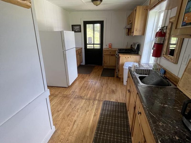 Swan Guard Kitchen 
Electric stove, Fridge, no running water -but sink able to wash dishes with bottled water