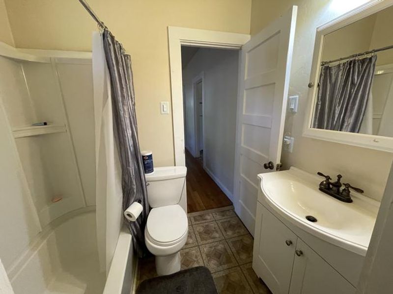 Full bathroom in Palisades Cabin