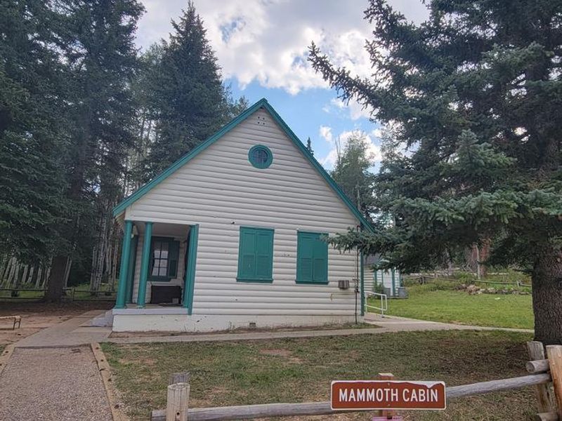 Mammoth Guard Station - Cabin