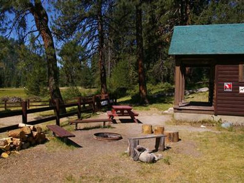 Deer Park Cabin's outdoor campfire area.