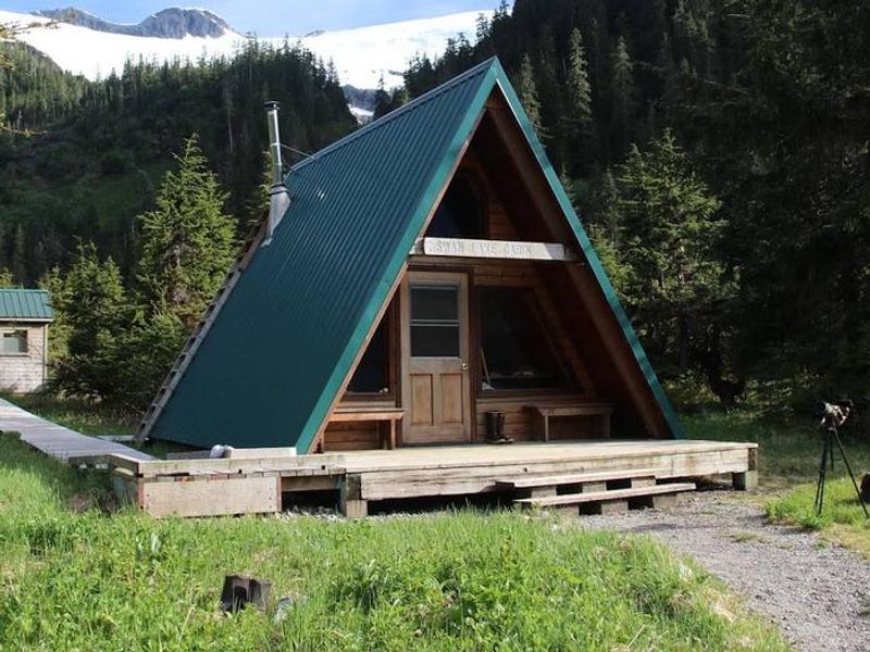 Swan Lake Cabin Petersburg