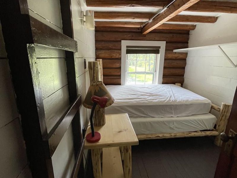 OLD CONDON RANGER STATION 
Spare Room -Full bed 
