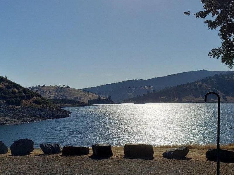 Oak Knoll Campground is the second campground at New Hogan Lake and is adjacent to Acorn Campground. 