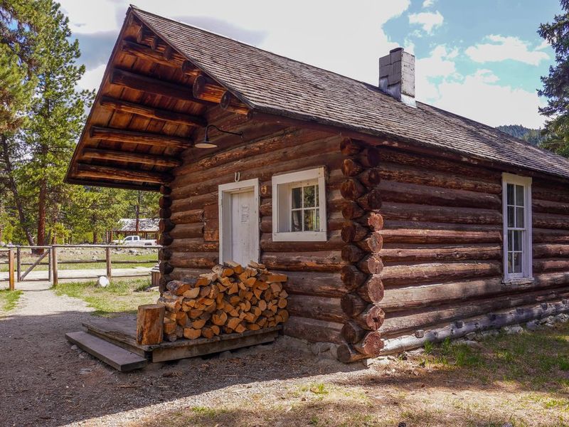 EAST FORK CABIN Exterior