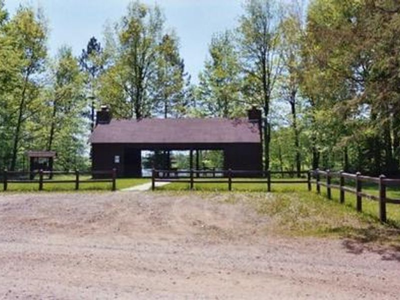 Parking lot with shelter in the background