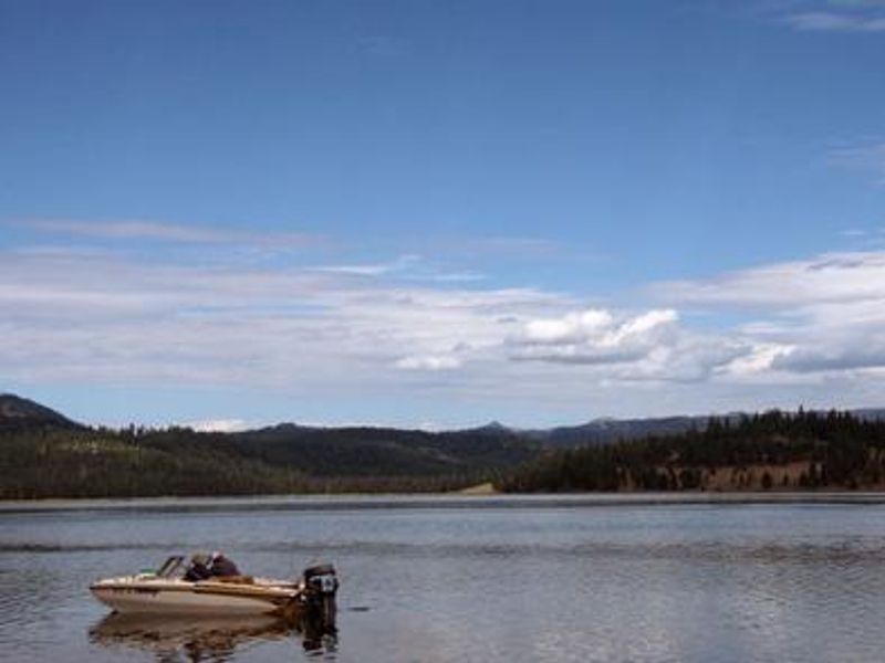 Cold Springs campground sits on the shores of Goose Lake.